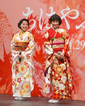 『ちはやふる』のひなまつり前夜祭“ちはや女子会”に登壇した上白石萌音と広瀬すず