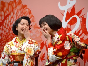 『ちはやふる』のひなまつり前夜祭“ちはや女子会”に登壇した上白石萌音と広瀬すず