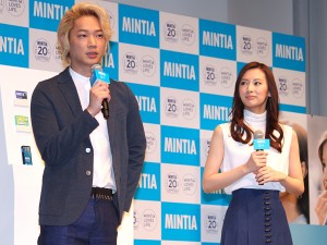 「ミンティア　20周年記念イベント」に出席した綾野剛、北川景子