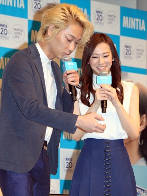 「ミンティア　20周年記念イベント」に出席した綾野剛、北川景子