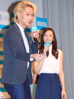 「ミンティア　20周年記念イベント」に出席した綾野剛、北川景子