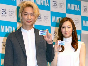 「ミンティア　20周年記念イベント」に出席した綾野剛、北川景子