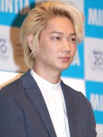 「ミンティア　20周年記念イベント」に出席した綾野剛