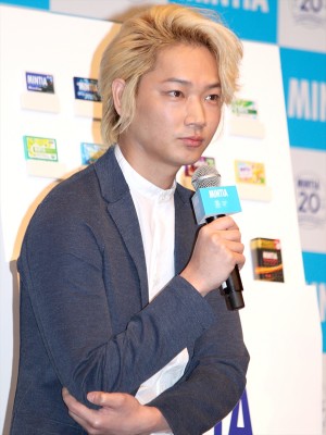 「ミンティア　20周年記念イベント」に出席した綾野剛