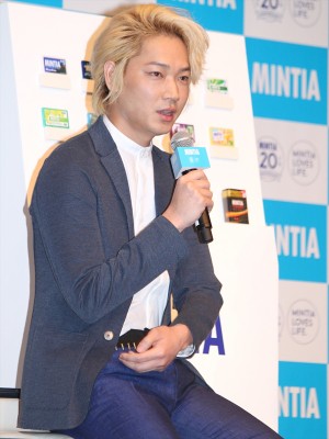 「ミンティア　20周年記念イベント」に出席した綾野剛