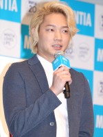 「ミンティア　20周年記念イベント」に出席した綾野剛