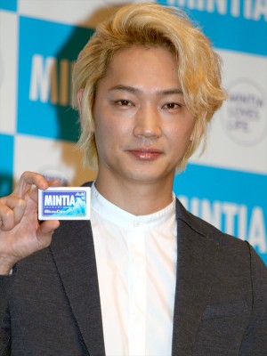 「ミンティア　20周年記念イベント」に出席した綾野剛