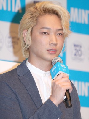 「ミンティア　20周年記念イベント」に出席した綾野剛