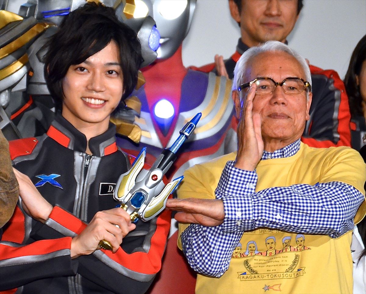 高橋健介 初代 ウルトラマン ハヤタ隊員とのツーショットに感激 16年3月3日 映画 ニュース クランクイン