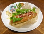 「おそ松さん×タワーレコードカフェ」渋谷店　カラ松の「肉を肉で巻いて食べる魚に愛をしたため たホットドッグ」