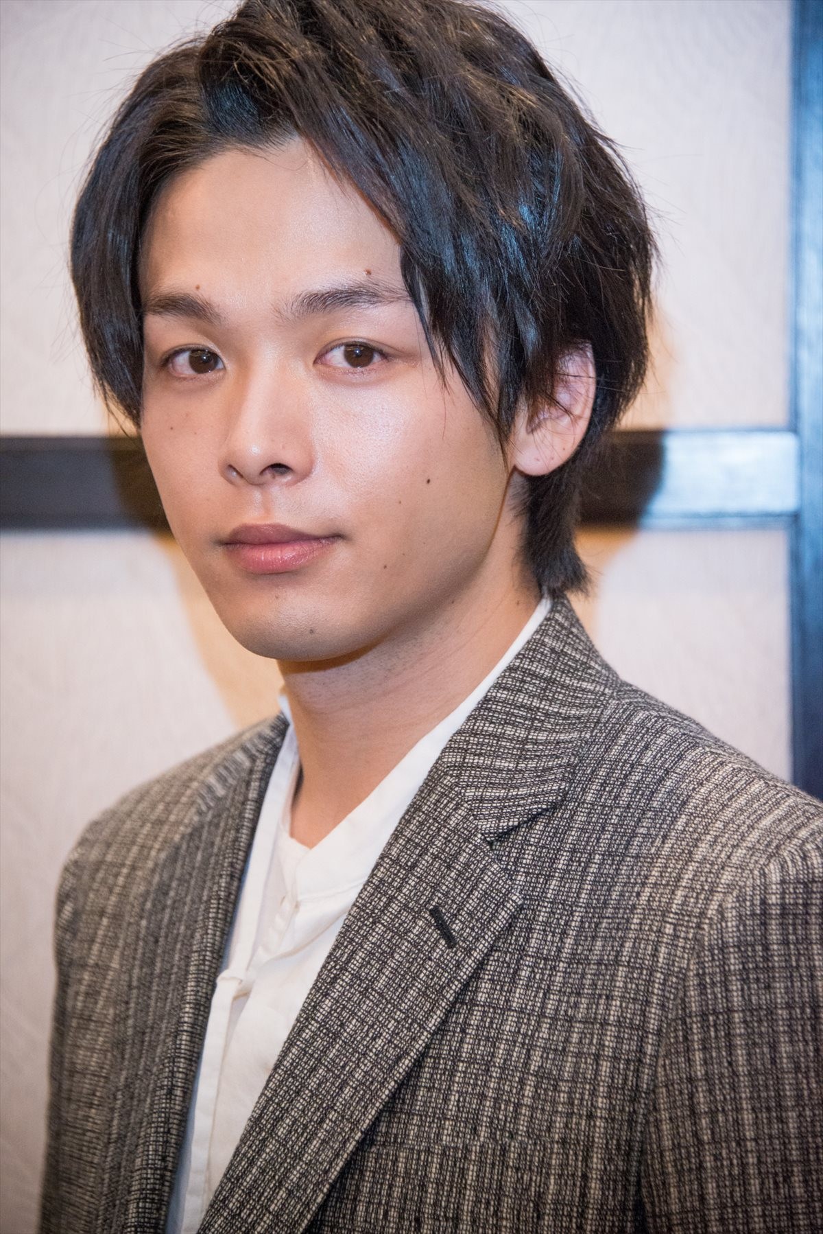 中村倫也、俳優人生は「予想以上の充実ぶり」　佐々木希ら“同世代”と紡ぐ現場に感謝