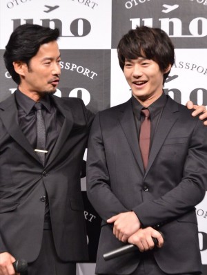 「UNO」新CM発表会に登壇した竹野内豊と野村周平