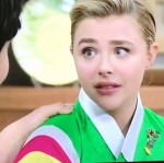 クロエ・モレッツ、韓国バラエティ番組で強烈 “キムチ・ビンタ” を披露