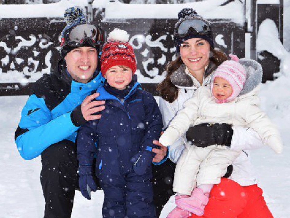 英ウィリアム王子一家、ジョージ王子とシャーロット王女がキュートな防寒着で初雪三昧