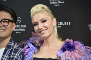 囲み取材に笑顔で応じた歌手のグウェン・ステファニー