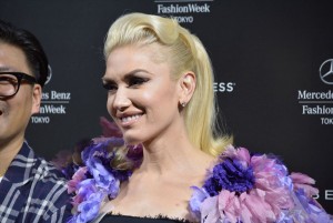 囲み取材に笑顔で応じた歌手のグウェン・ステファニー