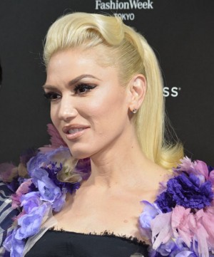 囲み取材に笑顔で応じた歌手のグウェン・ステファニー