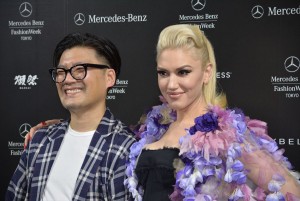 囲み取材に笑顔で応じた歌手のグウェン・ステファニー