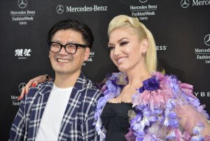 囲み取材に笑顔で応じた歌手のグウェン・ステファニー