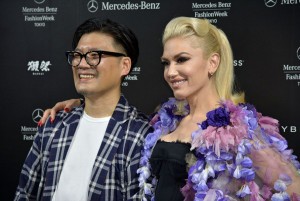 囲み取材に笑顔で応じた歌手のグウェン・ステファニー