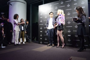 囲み取材に笑顔で応じた歌手のグウェン・ステファニー