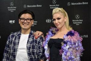 囲み取材に笑顔で応じた歌手のグウェン・ステファニー