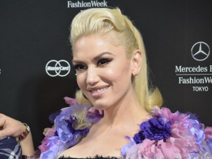 囲み取材に笑顔で応じた歌手のグウェン・ステファニー