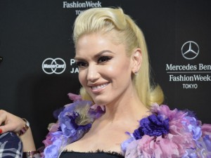 囲み取材に笑顔で応じた歌手のグウェン・ステファニー