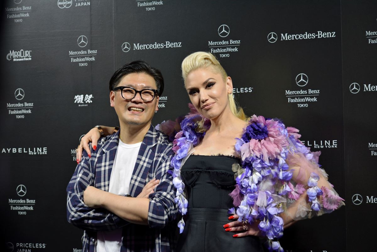 グウェン・ステファニー、「日本が大好き」網タイツにピンヒール姿でさすがの存在感