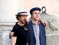 ロバート・ダウニー・Jr.が薬物依存症の更生プログラムを終えた長男インディオの音楽活動を応援