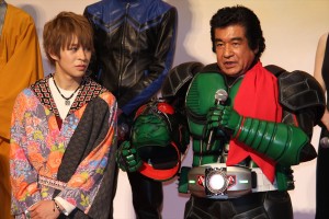 映画『仮面ライダー1号』完成披露イベントに登壇した西銘駿と藤岡弘、