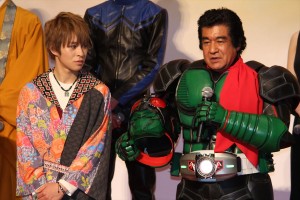 映画『仮面ライダー1号』完成披露イベントに登壇した西銘駿と藤岡弘、