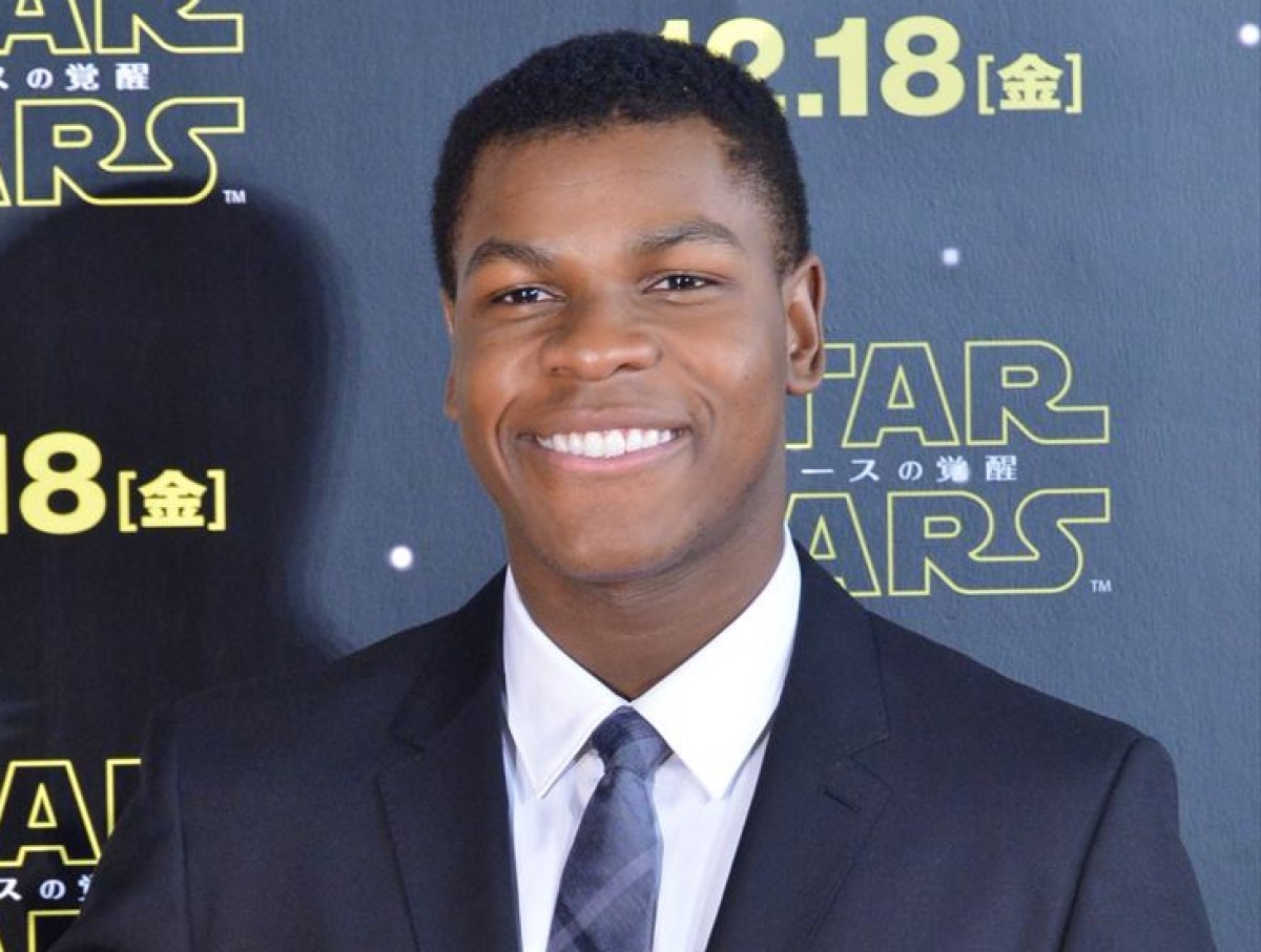 『スター・ウォーズ/フォースの覚醒』で一躍注目された俳優ジョン・ボイエガ、難病を抱えるシリーズファンを見舞う