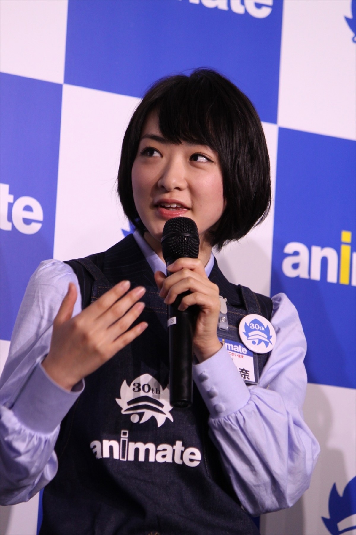 乃木坂46・生駒里奈、“アニメイト”制服に大興奮　「持って帰っていいですか？」