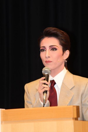 宝塚歌劇・雪組公演『ローマの休日』制作発表会に登場した早霧せいな