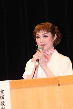 宝塚歌劇・雪組公演『ローマの休日』制作発表会に登場した咲妃みゆ