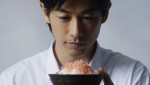 ディーン・フジオカが出演する「マルトモ・プレ節（R）25ミクロンソフトけずり」新CM場面写真