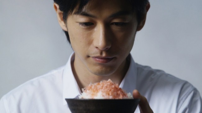 ディーン・フジオカが出演する「マルトモ・プレ節(R)25ミクロンソフトけずり」新CM場面写真