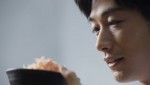 ディーン・フジオカが出演する「マルトモ・プレ節（R）25ミクロンソフトけずり」新CM場面写真