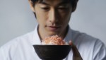 ディーン・フジオカが出演する「マルトモ・プレ節（R）25ミクロンソフトけずり」新CM場面写真