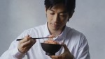 ディーン・フジオカが出演する「マルトモ・プレ節（R）25ミクロンソフトけずり」新CM場面写真