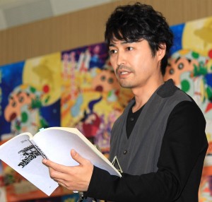 『映画クレヨンしんちゃん 爆睡！ユメミーワールド大突撃』公開アフレコイベントに登壇した安田顕