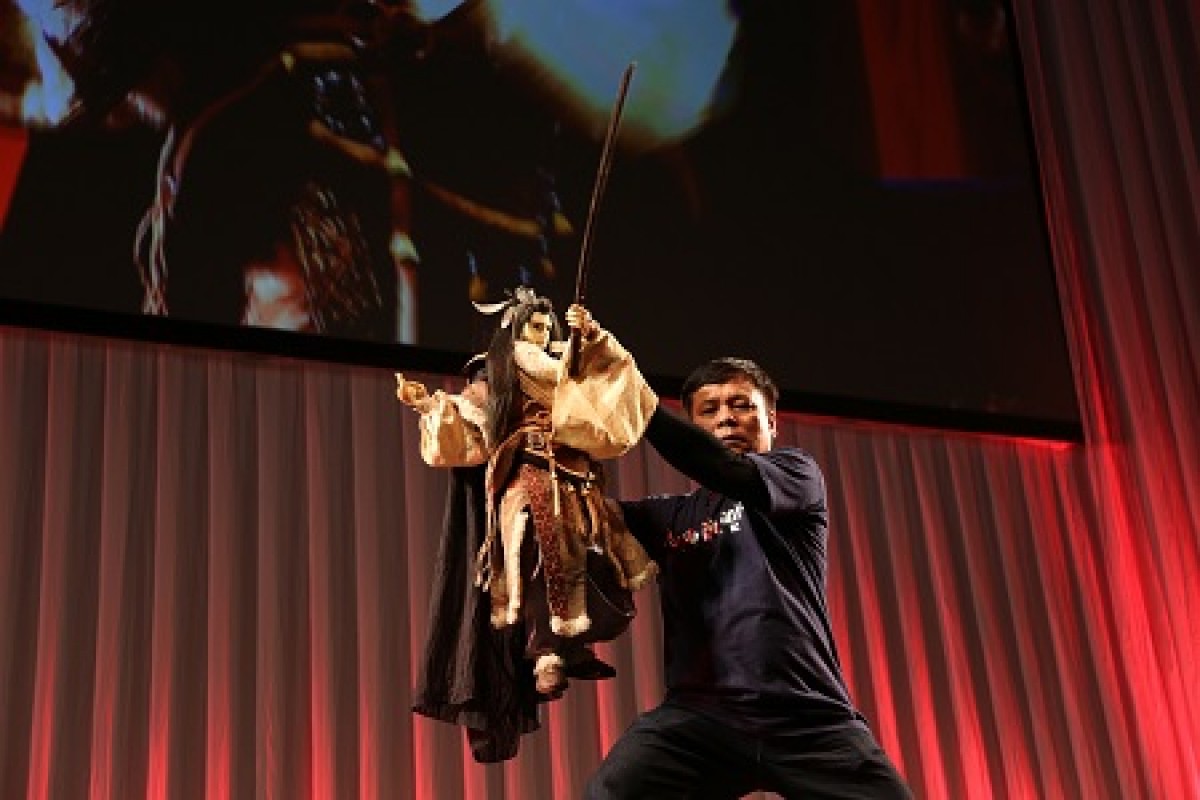 ＜AJ2016＞西川貴教、自身イメージのイケメン人形に感激！虚淵玄の人形劇でサプライズ