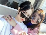 両親が超”若い”中国の親子が話題に！写真は、娘と母親