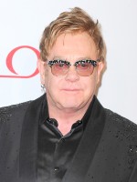 エルトン・ジョン、護衛を務めた警官にセクハラで訴えられる