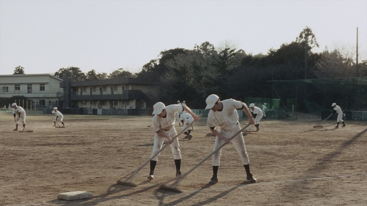 柄本佑＆野村周平、坊主頭を披露！ 新CMで野球部の先輩・後輩から社会人まで描く