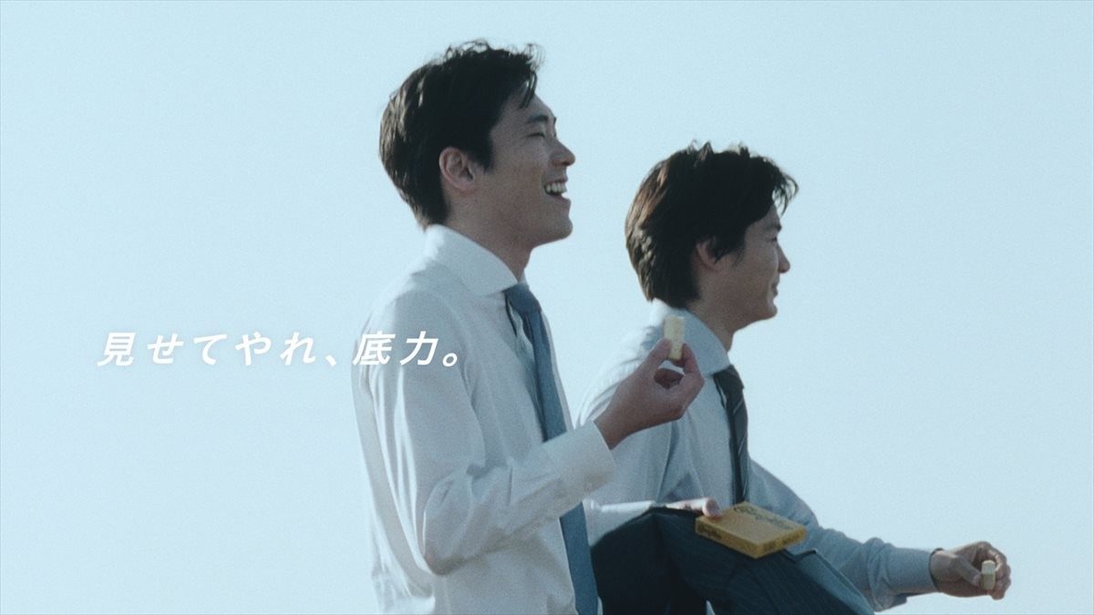 柄本佑＆野村周平、坊主頭を披露！ 新CMで野球部の先輩・後輩から社会人まで描く