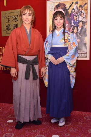 ロマン活劇『るろうに剣心』囲み取材に応じた早霧せいなと咲妃みゆ