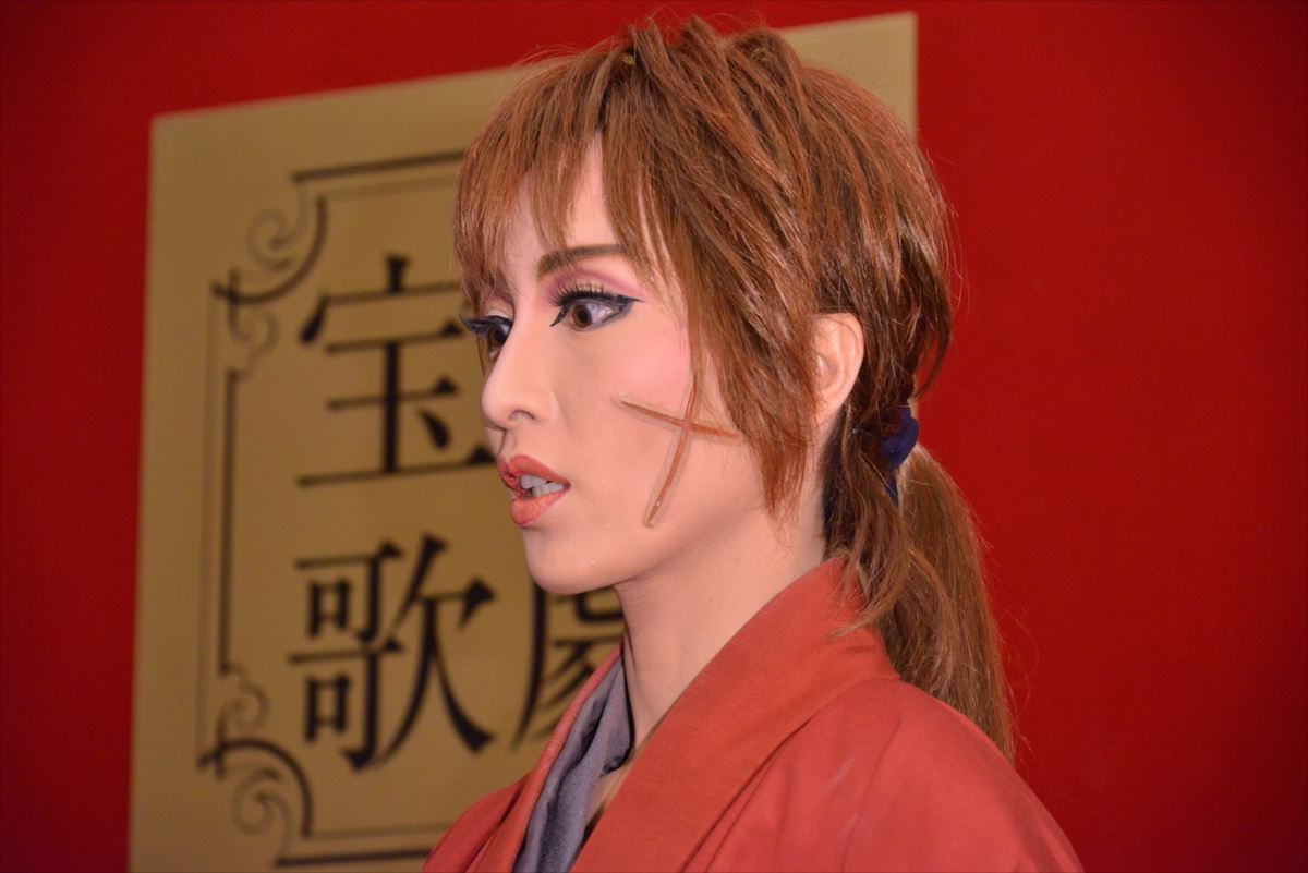 早霧せいな、宝塚版『るろ剣』をアピール「アニメとも映画とも一味違う」