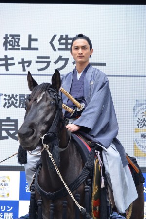 キリンビールの新CM発表会に侍姿で登壇した高良健吾